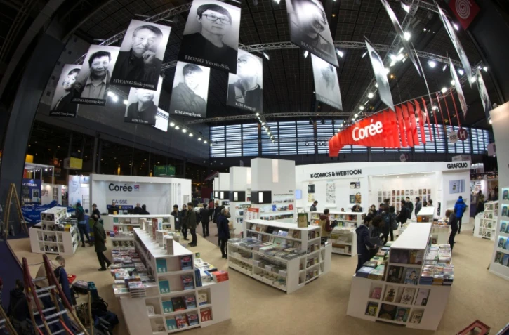 Le stand de la littérature sud-coréenne, invitée d'honneur, au Salon du Livre Porte de Versailles à Paris le 16 mars 2016