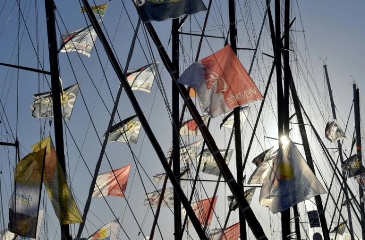 Les drapeaux flottent au dessus des Imoca, aux Sables-d'Olonne, avant le départ du Vendée Globe, le 5 novembre 2016