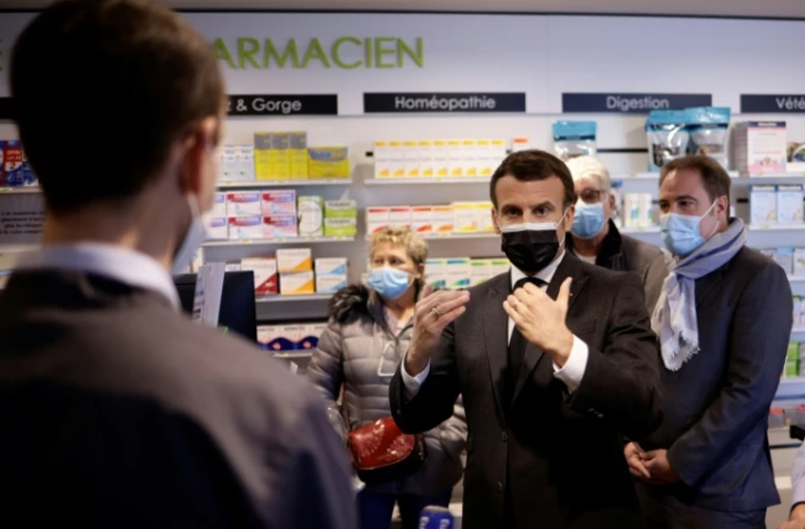 Le président Emmanuel Macron dans une pharmacie à Valenciennes, dans le nord de la France, le 23 mars 2021
