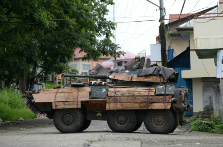 Un véhicule blindé de l'armée philippine renforcé par des planches en bois contre les grenades RPG tirées par les jihadistes, le 21 juin 2017 à Marawi