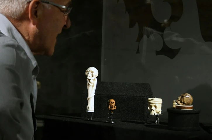 L'étonnante collection de crânes miniatures rassemblés au début du XXe siècle par la baronne Henri de Rothschild présentée à la fondation Bemberg, à Toulouse le 29 juin 2018 
