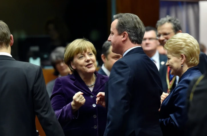 Le Premier ministre britannique David Cameron (à droite) discute avec Angela Merkel avant le sommet européen à Bruxelles le 17 décembre 2015