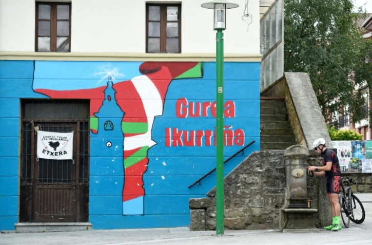 Peinture murale du drapeau basque, le 25 septembre 2016, Ă Larrabetzu