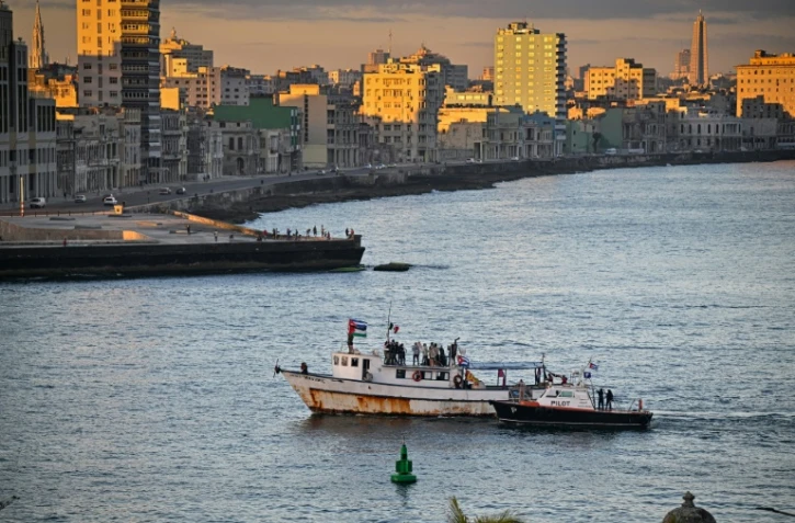 Le bateau Maguro du, convoi international "Nuestra America" transportant de l'aide humanitaire pour Cuba, arrive dans le port de La Havane, le 24 mars 2026
