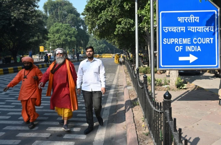 Des prêtres hindous se dirigent vers le siège de la Cour suprême à New Delhi, le 9 novembre 2019