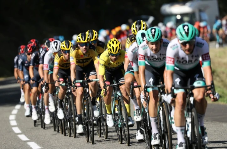 Le peloton étiré sur les routes du Tour de France en direction de Lyon lors de la 14e étape, le 12 septembre 2020
