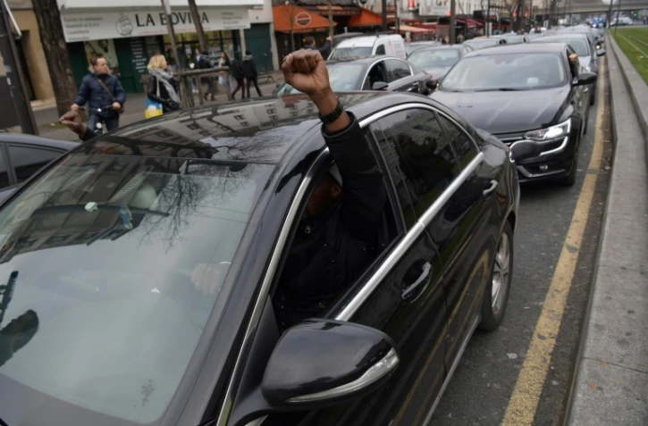 Des chauffeurs de VTC manifestent Porte de la Villette, à Paris, le 23 décembre 2016