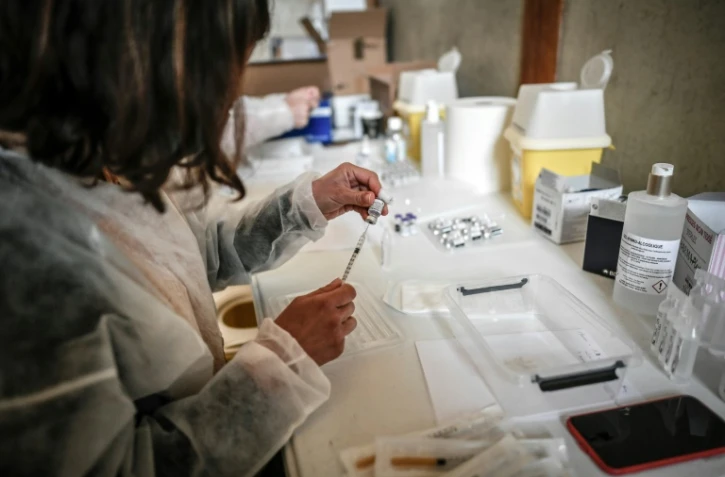 Un soignant prépare une dose de vaccin contre le Covid-19, dans un centre de vaccination à Versailles, le 29 mai 2021