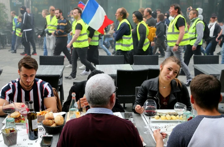 Des manifestants "gilets jaunes" défilent, le 18 mai 2019 à Reims