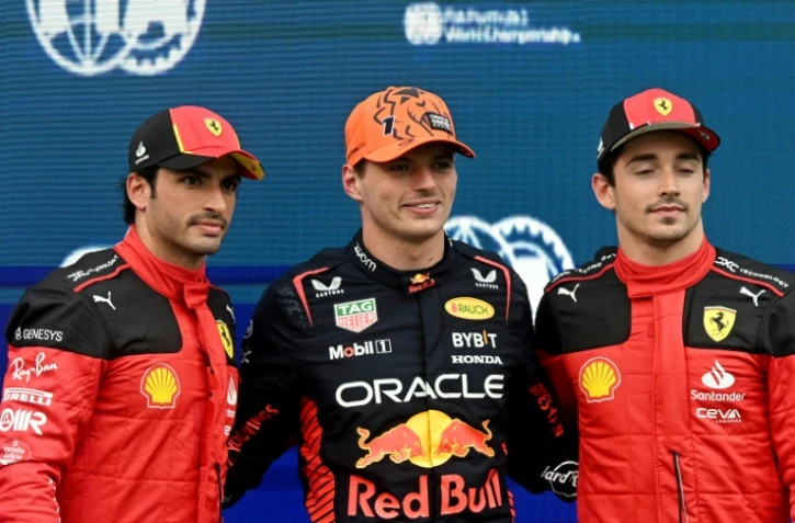 Les trois meilleurs temps des qualifications du GP d'Autriche: le Néerlandais Max Verstappen (c, meilleur temps), le Monégasque Charles Leclerc (d, 2e temps) et l'Espagnol Carlos Sainz Jr (g, 3e temps), le 30 juin 2023 à Spielberg