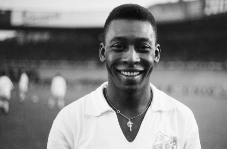 Pelé avant un match à Colombes, en région parisienne, en juin 1961