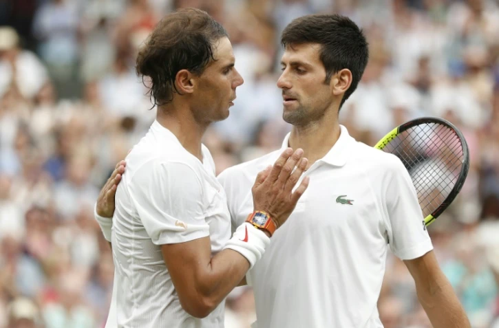 L'Espagnol Rafaël Nadal (g) et le Serbe Novak Djokovic lors des demi-finales de Wimbledon le 14 juillet 2018