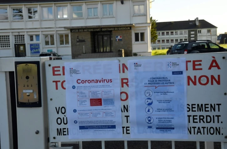 Un panneau d'informations sur la grille d'entrée du collège Bertrand Du Guesclin à Auray (France), fermé en raison de l'épidémie de coronavirus, le 2 mars 2020