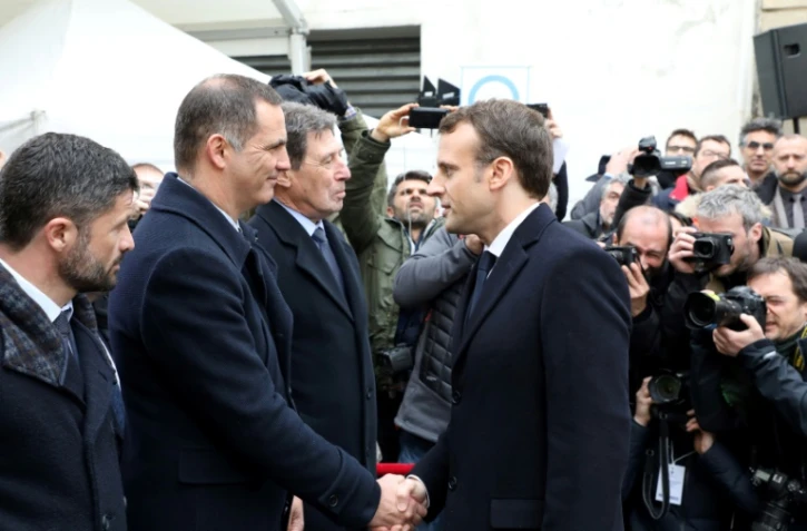 Emmanuel Macron (d) salue le président du conseil exécutif de Corse Gilles Simeoni (g) lors de sa visite à Ajaccio, le 6 février 2018