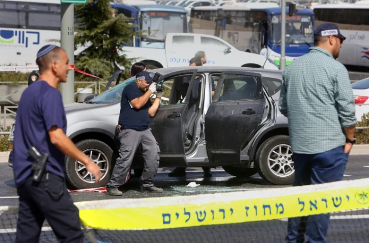 Des enquêteurs sur le site d'un attentat à Jérusalem-Est le 9 octobre 2016, qui a fait deux morts israéliens