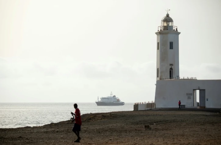 Vue aérienne du bateau de croisière MV Hondius au mouillage au large du port de Praia, au Cap-Vert, le 5 mai 2026