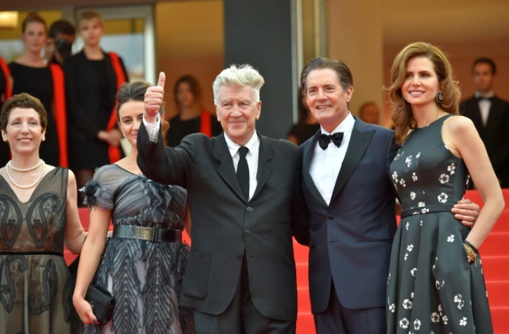 L'équipe de la troisième saison de Twin Peaks, présentée à Cannes le 25 mai 2017. De g. à d.:
la productrice Sabrina Sutherland, Emily Stofle, épouse de David Lynch, David Lynch, l'acteur Kyle MacLachlan et son épouse, Desiree Gruber