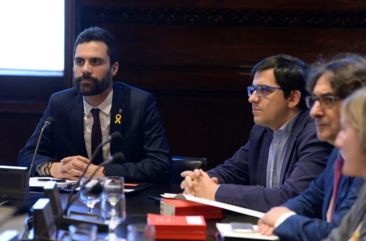 Le président du parlement catalan Roger Torrent (G) lors d'une rencontre au parlement avec le gouvernement provincial à Barcelone, le 30 janvier 2018