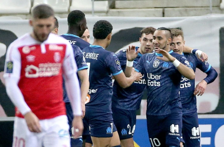 La joie du milieu de terrain marseillais Dimitri Payet, félicité par ses coéquipiers, après son but contre Reims, lors de leur match de L1, le 23 avril 2021 au stade Auguste Delaune