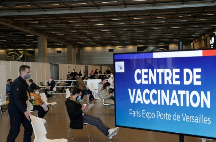 Des personnes attendent pour être vaccinées le 15 mai 2021 au centre de vaccination de la Porte de Versailles à Paris