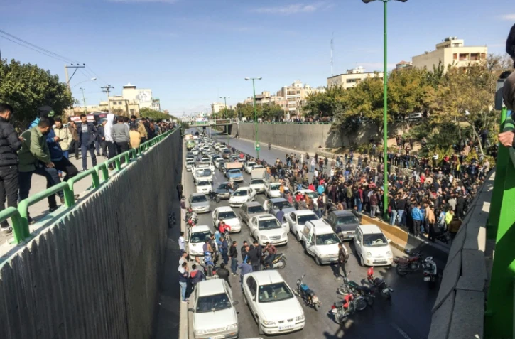 Des manifestants bloquent une route à Ispahan en Iran, le 16 novembre 2019