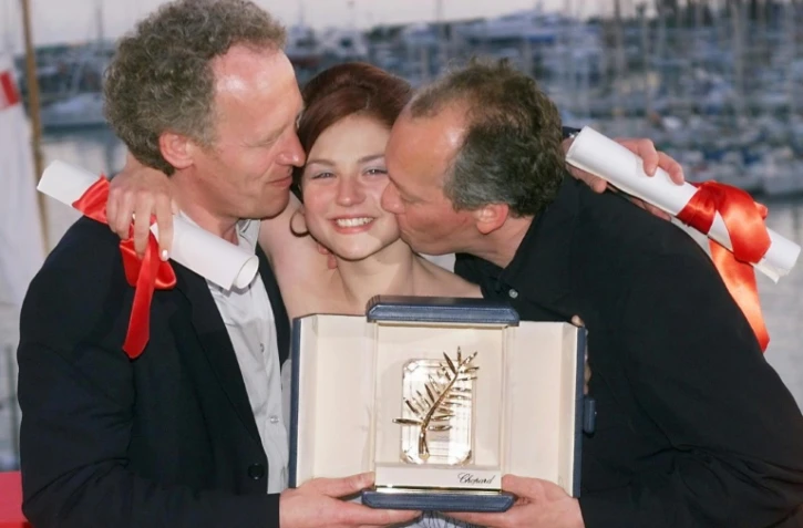 Les frères Luc (d) et Jean-Pierre Dardenne posent avec la comédienne Emilie Dequenne pour la Palme d'or du 52e Festival de Cannes, avec le film "Rosetta", le 23 mai 1999