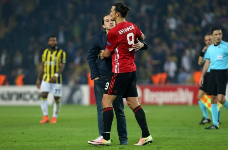 L'attaquant de Manchester United Zlatan Ibrahimovic parle à un supporter à la fin du match de l'Europa League face à Fenerbahçe, le 3 novembre 2016 à Istanbul