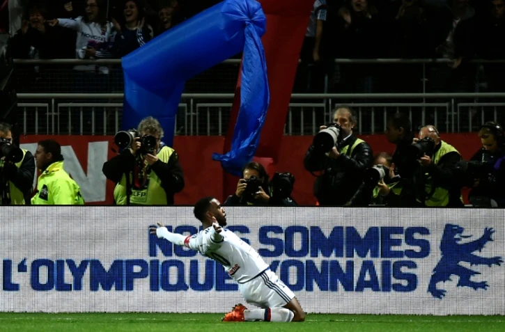 L'attaquant de Lyon Alexandre Lacazette célèbre le 2e de ses 3 buts contre Saint-Etienne, le 8 novembre 2015 au stade  de Gerland 