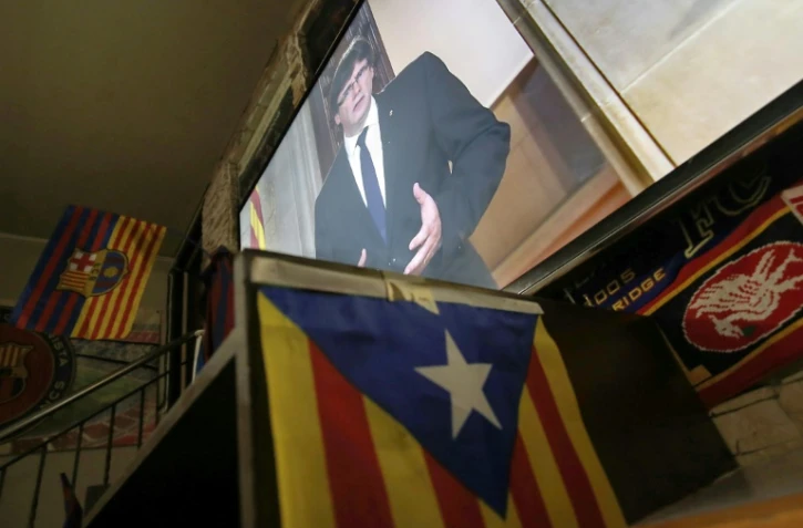 Le discours du président catalan Carles Puigdemont retransmis dans un bar à Barcelone, le 4 octobre 2017