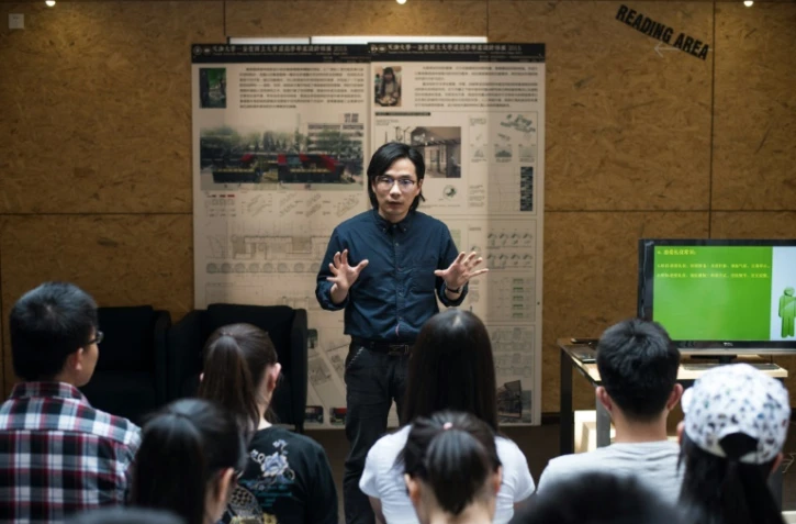Le professeur Xie Shu à la prestigieuse Université de Tianjin, enseigne la drague à ses étudiants, le 29 avril 2016