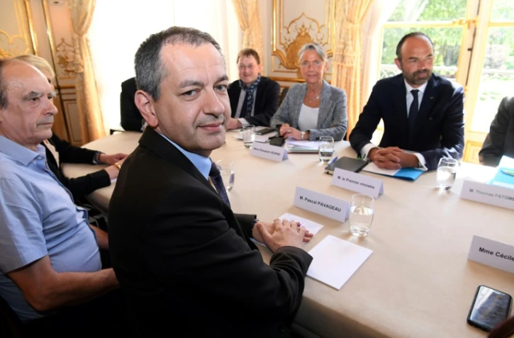Le secrétaire général de Force Ouvrière (FO)Pascal Pavageau (C), le secrétaire général de FO cheminots François Grasa (G) avec le Premier ministre Edouard Philippe (D) et la ministre des Transports Elisabeth Borne (2eD)à l'hôtel Matignon lors de la réunion du 7 mai 2018