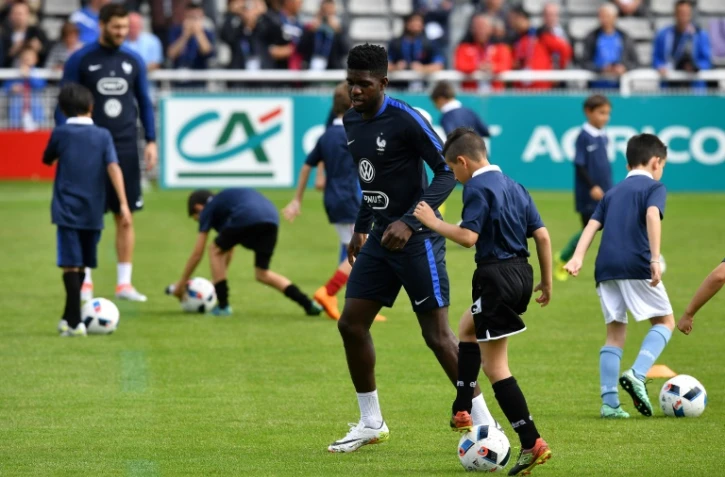 Le défenseur Samuel Umtiti joue avec des enfants, le 18 mai 2016 au stade Aguilera de Biarritz