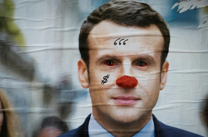 Une affiche du candidat Emmanuel Macron vandalisée à Paris, le 5 mai 2017