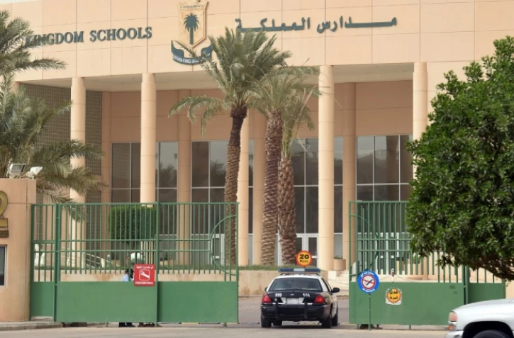 Une voiture de police devant une école privée de Ryad,  la Kingdom School, où deux personnes ont été tuées, le 31 mai 2017