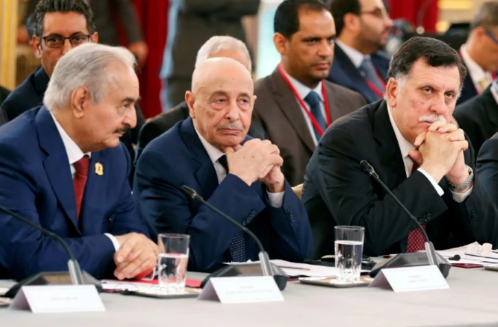 Dans cette photo prise le 29 mai 2018 (G à D) l?homme fort de l?est libyen Khalifa Haftar, le chef du Parlement élu Aguila Saleh, et le chef du Gouvernement d?union nationale Fayez al-Sarraj, participent à Paris à une conférence sur la Libye.