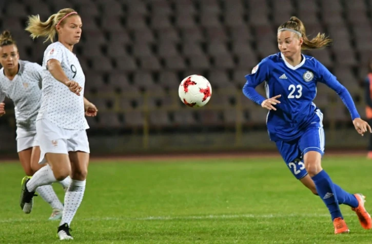 L'attaquante des Bleues Eugénie Le Sommer (g) inscrit un but lors de la victoire 3-0 au Kazakhstan lors des qualifications de l'Euro-2021 le 8 octobre 2019