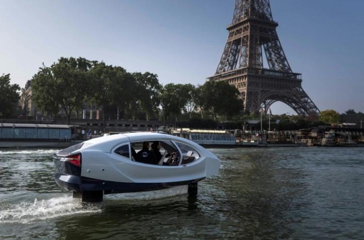 Un test de Sea Bubbles, "taxis volants" sur l'eau le 20 mai 2018 sur la Seine à Paris