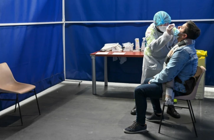 Une personne se fait tester pour détecter la présence éventuelle de Covid, le 23 février 2021 à Dunkerque