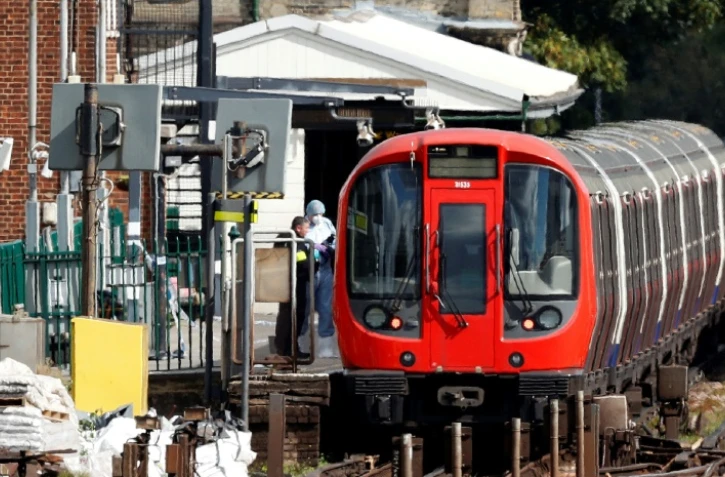 Des policiers inspectent la rame de métro dans laquelle une bombe à explosé à Londres, le 15 septembre 2017 