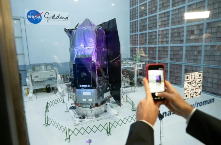 Un journaliste prenant en photo Le Nancy Grace Roman Space Telescope au centre Goddard de la Nasa à Greenbelt dans le Maryland, le 21 avril 2026