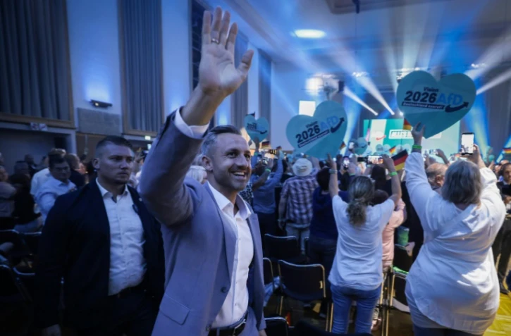 Ulrich Siegmund, tête de liste du parti d’extrême droite Alternative pour l'Allemagne (AfD) aux élections régionales de Saxe-Anhalt, salue la foule lors d'un meeting électoral à Magdebourg, dans l'est de l’Allemagne, le 5 septembre 2026