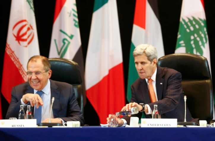 Le ministre russe des Affaires étrangères, Sergei Lavrov (g) et le secrétaire d'Etat américain, John Kerry (d), le 11 février 2016 à Munich