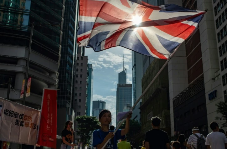 Un manifestant brandit le drapeau britannique lors d'une manifestation à Hong Kong le 1er juillet 2018, marquant le 21e anniversaire de la rétrocession de la colonie britannique à Pékin.