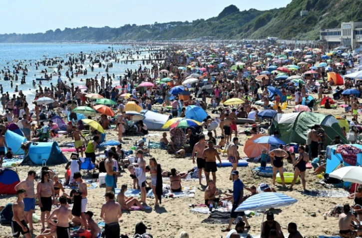 Foule sur la plage de Bournemouth dans le sud de l'Angleterre, le 25 juin 2020