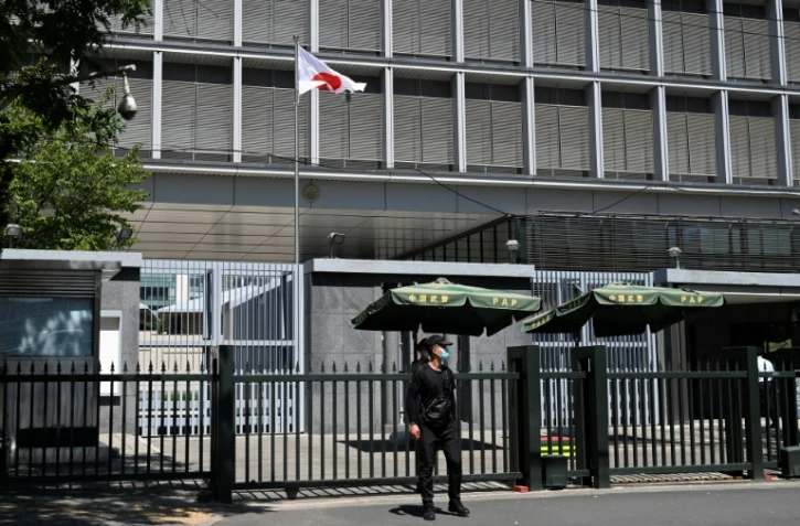 Policiers et personnels de sécurité devant l'entrée de l'ambassade du Japon à Pékin, le 29 août 2023