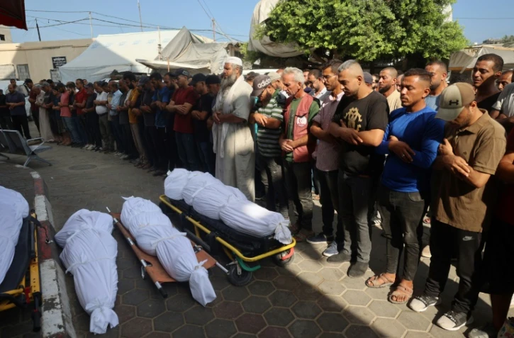 Des Palestiniens récitent la prière des morts devant les corps de Palestiniens tués dans des bombardements israéliens, dans l'enceinte d'un hôpital de Deir al-Balah, dans le centre de la bande de Gaza, le 7 septembre 2024