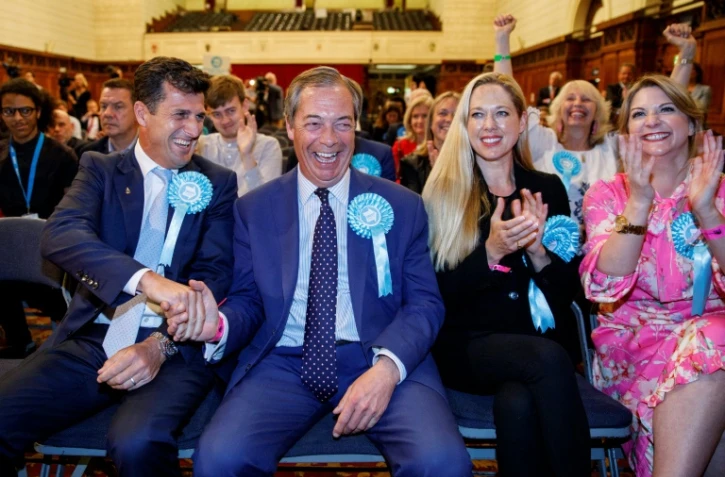 Le chef du Parti du Brexit Nigel Farage (au centre) écoute les résultats des élections européennes à Southampton, dans le sud de l'Angleterre, le 27 mai 2019 à l'aube