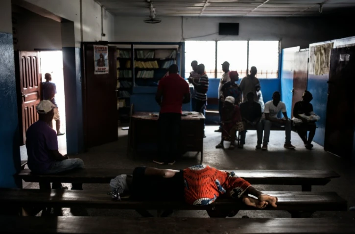 Une femme patiente pour une consultation dans un dispensaire de Monrovia le 29 avril 2016