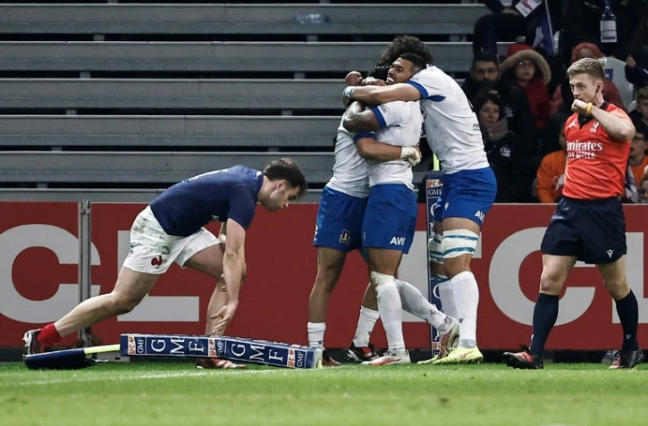 Les Italiens se congratulent après un essai d'Ange Capuozzo contre la France, lors du tournoi des Six nations, le 25 février 2024 à Villeneuve-d'Ascq