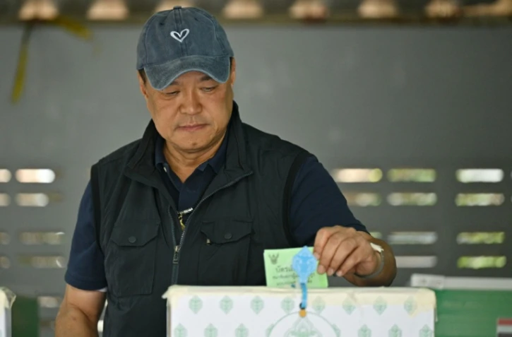 Le Premier ministre thaïlandais et chef du parti Bhumjaithai, Anutin Charnvirakul, vote lors des élections législatives dans la province de Buriram, le 8 février 2026